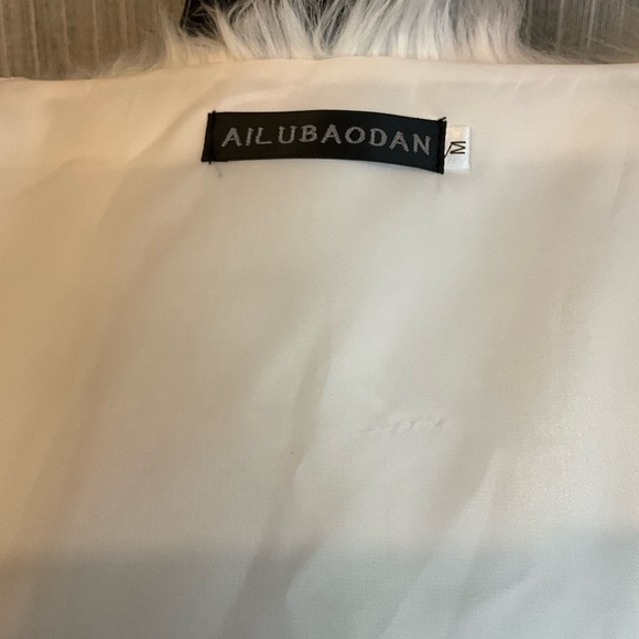 Ailubaodan Snow White Faux Fur Vest Fully Line Hook Eye Front Closure Sz m - Picture 6 of 6